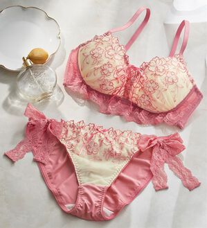 YU'NOW（ユナウ）の「ぷるるん谷間のノンワイヤーブラ＆ショーツ（ブラジャー＆ショーツセット）」｜ピンク編み上げリボン