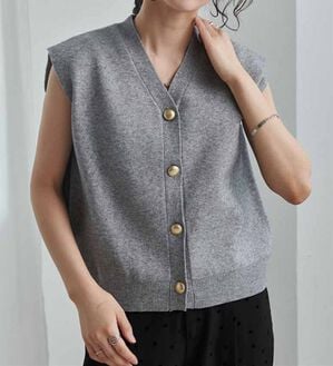 RANAN（ラナン）の「【ムースタッチ】洗える！ゴールド調ボタンニットベスト（ベスト）」｜グレー