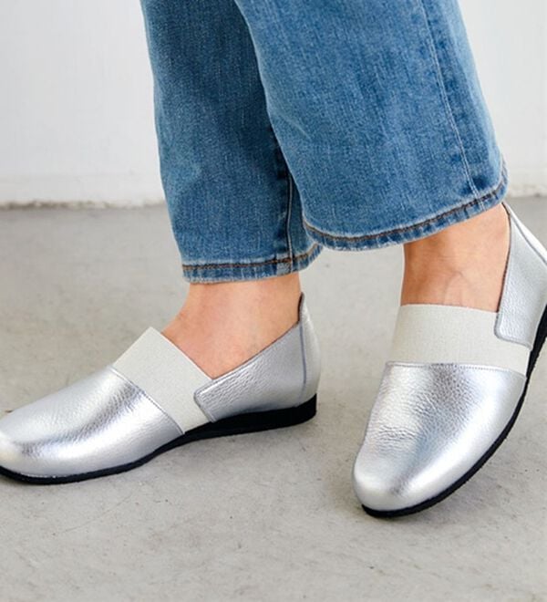 BELLUNA（ベルーナ）の「４Ｅイタリアンレザースリッポンシューズ（スリッポン）」｜シルバー