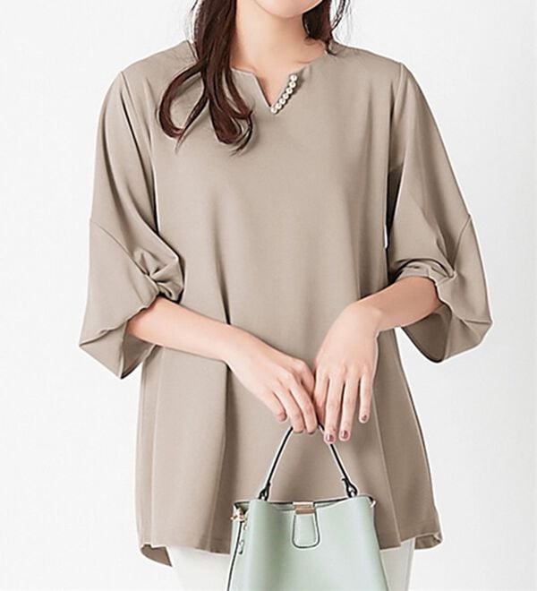 alotta（アロッタ）の「【４つの機能付】パール調ボタン付ねじり袖チュニック（チュニック）」｜グレージュ