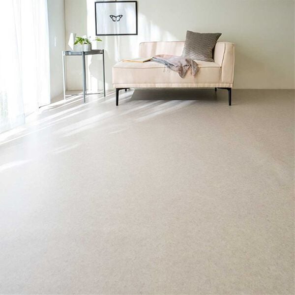 iellio（イエリオ）の「多機能クッションフロアシート＜簡単ロール式・フローリング調・防水・はっ水・日本製・抗菌・防カビ・防炎＞（カーペット）」｜モルティストーンライトグレー