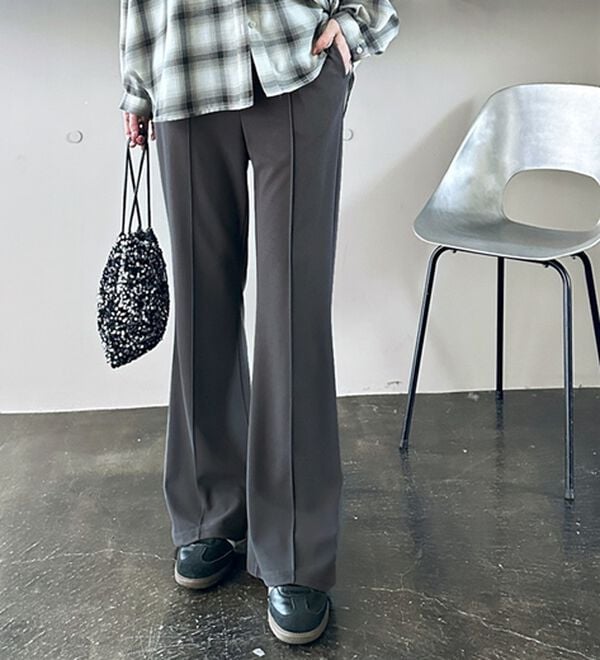 GeeRA（ジーラ）の「センターラインセミフレアカットパンツ（フルレングスパンツ）」｜詳細画像