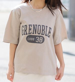 A HAPPY MARILYN（アハッピーマリリン）の「【Ｍ～８Ｌ】【接触冷感・ＵＶ対策】カレッジプリント裾ラウンドＴシャツ（Tシャツ）」｜ベージュ