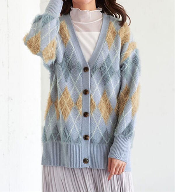 BELLUNA（ベルーナ）の「ふんわりアーガイル柄カーディガン（ニットカーディガン）」｜サックス系