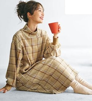 BELLUNA（ベルーナ）の「ふんわりなめらか裏ベロアワンピース（カットソーワンピース）」｜ベージュ系チェック