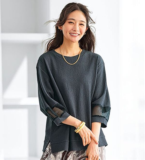BELLUNA（ベルーナ）の「ジャカード素材袖メッシュレースプルオーバー（カットソー）」｜チャコール