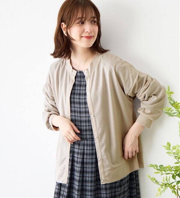 Viola e Viola（ヴィオラ エ ヴィオラ）の「なめらかポンチ　ドットボタンカーデ（その他カーディガン）」｜ライトグレー