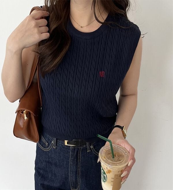 GeeRA（ジーラ）の「ケーブル編み刺しゅうノースリニット（ベスト）」｜詳細画像