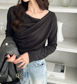 GeeRA（ジーラ）の「ジャガード素材ドレープカットソー（カットソー）」｜ブラック