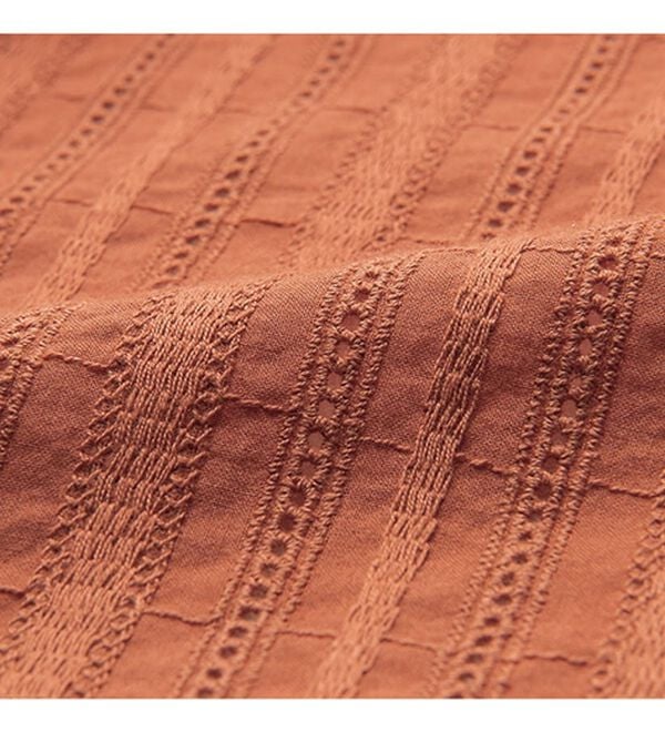 VINNO（ヴィノ）の「刺しゅうデザインピンタックブラウス（ブラウス）」｜詳細画像