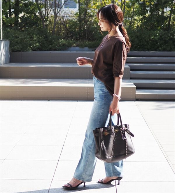 BELLUNA（ベルーナ）の「袖刺しゅうデザインＶネックプルオーバー（カットソー）」｜詳細画像