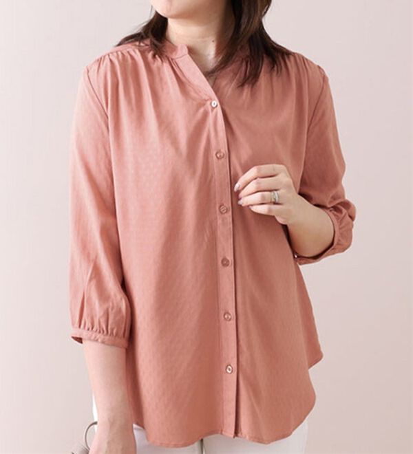 BELLUNA（ベルーナ）の「ひんやり涼感レーヨンドビー素材ブラウス（ブラウス）」｜コーラル