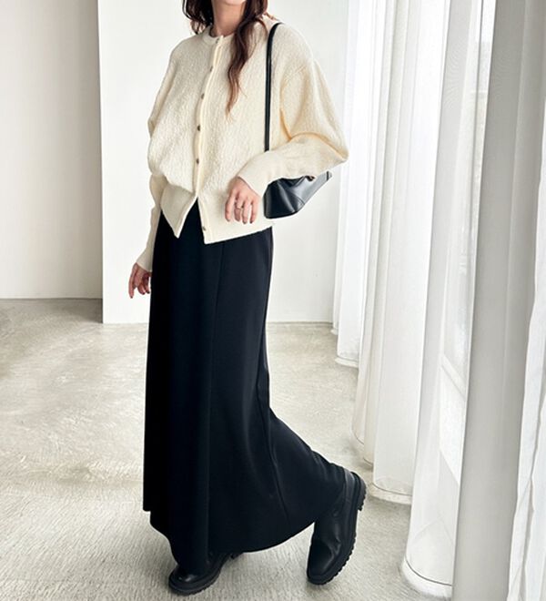 GeeRA（ジーラ）の「ゴールドボタン表面感クルーネックカーディガン（ニットカーディガン）」｜詳細画像