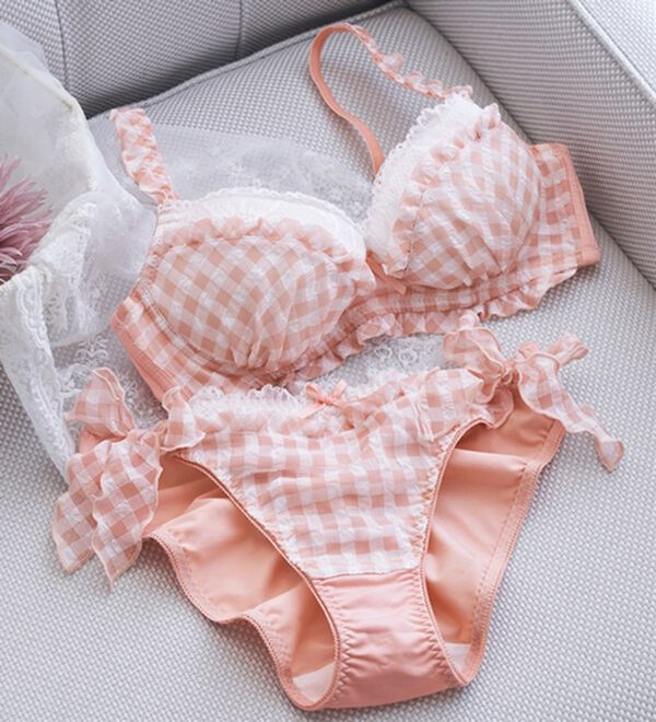 YU'NOW（ユナウ）の「ぷるるん谷間のノンワイヤーブラ＆ショーツ（ブラジャー＆ショーツセット）」｜ピンク系その他