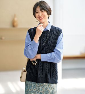 BELLUNA（ベルーナ）の「スリットデザインケーブル柄ニットベスト（ベスト）」｜ネイビー