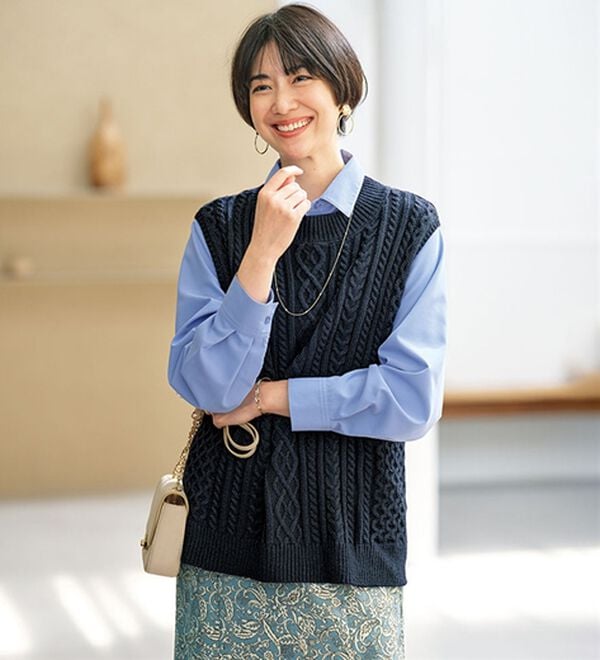 BELLUNA（ベルーナ）の「スリットデザインケーブル柄ニットベスト（ベスト）」｜ネイビー