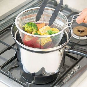 「ふきこぼれにくいザル付深型片手鍋　万能トング付（鍋・フライパン）」｜1