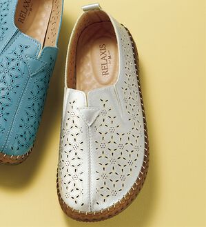 BELLUNA（ベルーナ）の「ゆったりカットワークスリッポン（スリッポン）」｜シルバー