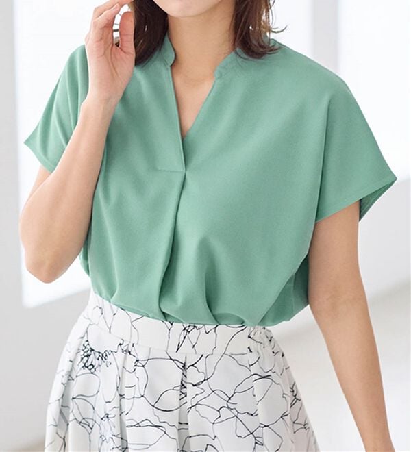 alotta（アロッタ）の「【４つの機能付】ひんやりスキッパーＴシャツブラウス（ブラウス）」｜ブルーグリーン