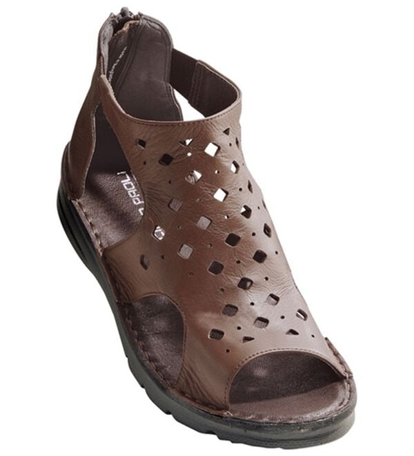 BELLUNA（ベルーナ）の「４Ｅ牛革パンチングハイカットシューズ（サンダル・ミュール）」｜ブラウン