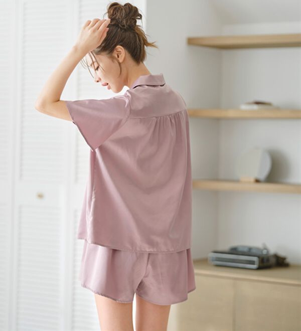 YU'NOW（ユナウ）の「【上下２点セット】ふんわりシルエットサテンシャツパジャマ（パジャマ・ルームウェア）」｜詳細画像