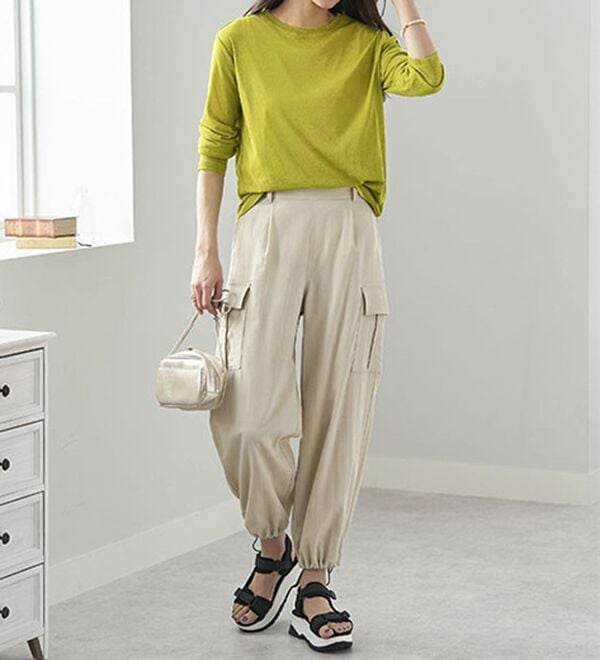 BELLUNA（ベルーナ）の「透けすぎない！シアー素材クルーネックプルオーバー（カットソー）」｜詳細画像