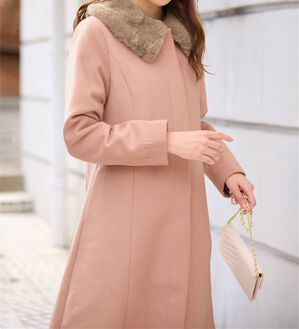 alotta（アロッタ）の「美人シルエットファー付ノーカラーコート【美人百花掲載】（ロングコート）」｜ピンク