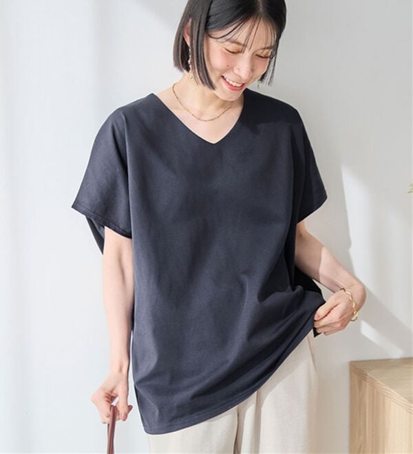 Viola e Viola（ヴィオラ エ ヴィオラ）の「ひんやり！美人シルエット叶えるドルマントップス（カットソー）」｜ネイビー