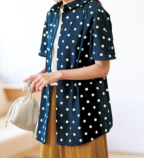 BELLUNA（ベルーナ）の「ちび衿デザイン大人顔ドットブラウス（ブラウス）」｜ネイビー系