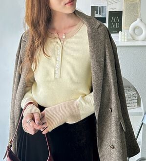 GeeRA（ジーラ）の「レイヤード風ヘンリーネックリブニットトップス（ニット・セーター）」｜オフホワイト&times;ベージュ