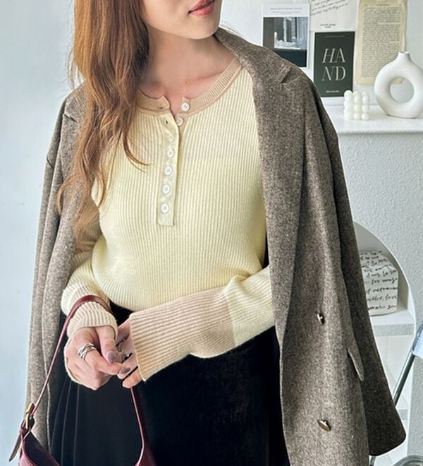 GeeRA（ジーラ）の「レイヤード風ヘンリーネックリブニットトップス（ニット・セーター）」｜オフホワイト&times;ベージュ