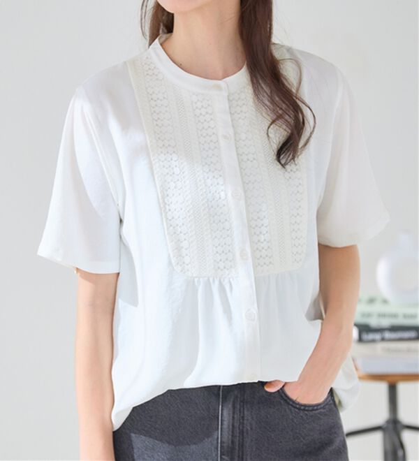 Viola e Viola（ヴィオラ エ ヴィオラ）の「【接触冷感】ヨークレースブラウス（ブラウス）」｜オフホワイト