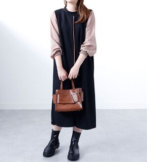 BELLUNA（ベルーナ）の「袖切替デザインハイネックワンピース（カットソーワンピース）」｜黒系