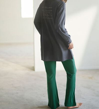 YU'NOW（ユナウ）の「バックロゴプルオーバーチュニック＆フレアパンツセット（パジャマ・ルームウェア）」