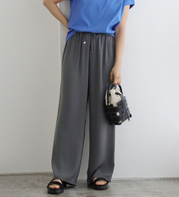 Pierrot（ピエロ）の「【接触冷感】楽ちんキレイ見えワイドイージーパンツ（フルレングスパンツ）」｜チャコール
