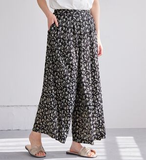 Viola e Viola（ヴィオラ エ ヴィオラ）の「【接触冷感】裏地ひんやりパンツ＜選べる２丈＞（ワイドパンツ・ガウチョ）」｜ブラック花柄