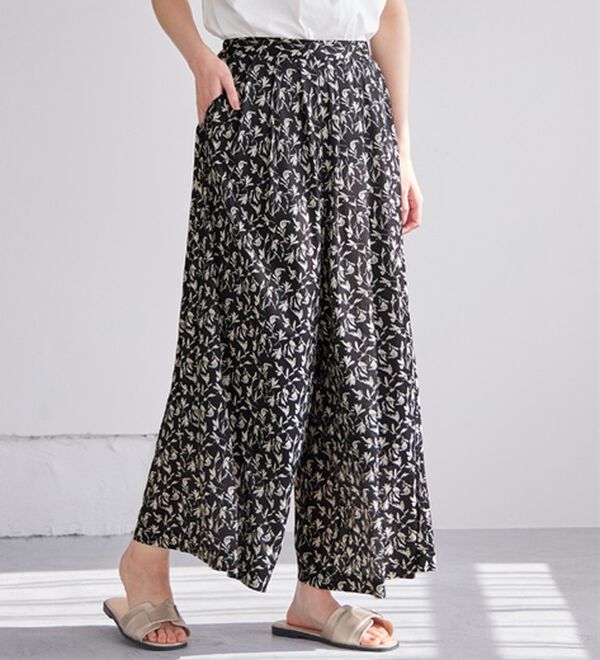 Viola e Viola（ヴィオラ エ ヴィオラ）の「【接触冷感】裏地ひんやりパンツ＜選べる２丈＞（ワイドパンツ・ガウチョ）」｜ブラック花柄