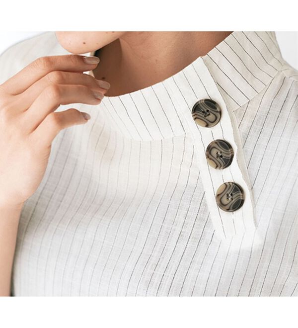 Nz様【新品】THE IRON ブラウス ハイネック＃イエナなどで展開ブランド 先染めストライプボタン使いハイネックブラウス - ベルーナ【公式】