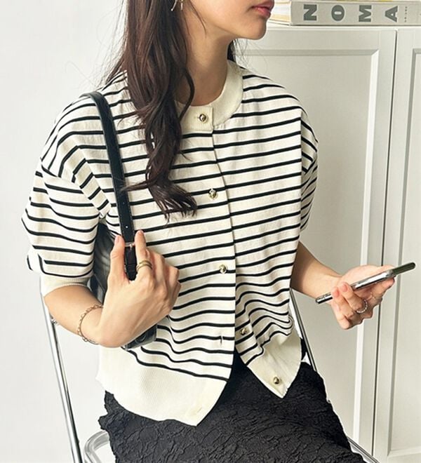 GeeRA（ジーラ）の「メタルボタンスポンディッシュカーディガン（ニットカーディガン）」｜オフホワイト&times;ブラックボーダー