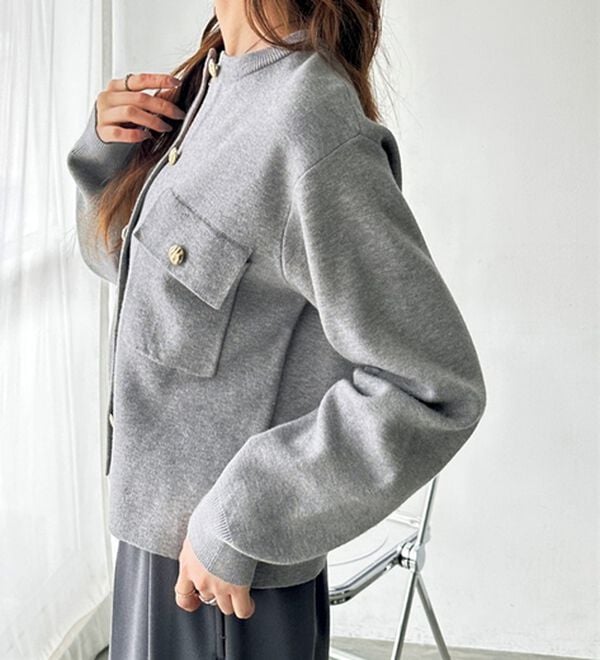 GeeRA（ジーラ）の「ロングシーズン使える！ゴールド調ボタンニットカーデ（ニットカーディガン）」｜詳細画像