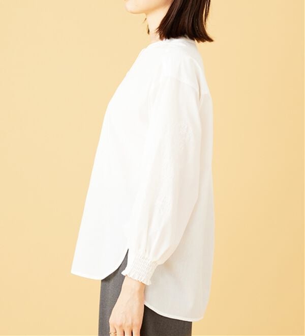 BELLUNA（ベルーナ）の「花柄袖刺しゅうデザインブラウス（ブラウス）」｜詳細画像