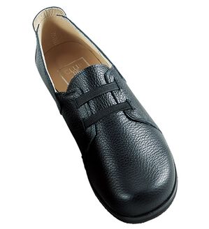 BELLUNA（ベルーナ）の「イタリアンレザー４Ｅゴム紐シューズ（スリッポン）」｜黒