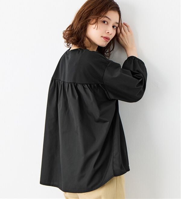 Viola e Viola（ヴィオラ エ ヴィオラ）の「なめらかポンチ異素材切替フレアートップス（カットソー）」｜詳細画像