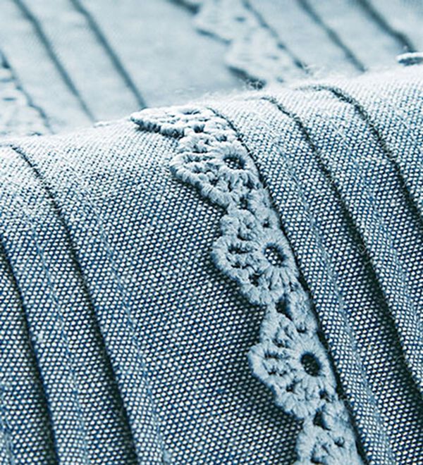 BELLUNA（ベルーナ）の「デニム調ダンガリー素材ケミカルレース使いオーバーブラウス（チュニック）」｜詳細画像