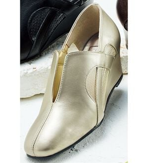 BELLUNA（ベルーナ）の「４Ｅ牛革エレガントラインシューズ（パンプス）」｜シャンパン