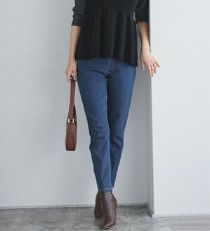 Pierrot（ピエロ）の「【ストレッチ素材】大人のためのゆるテーパードデニムパンツ（フルレングスパンツ）」｜ノーマル&times;ブルー