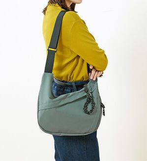 BELLUNA（ベルーナ）の「たっぷり収納！ナイロンショルダーバッグ（その他バッグ）」｜グレー