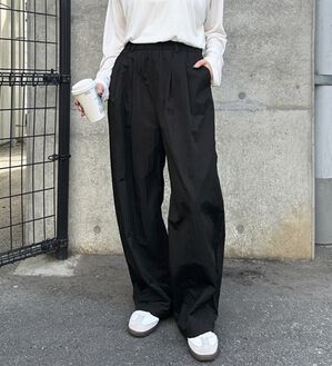 GeeRA（ジーラ）の「さらとろ素材が嬉しい！ダブルタックワイドパンツ（フルレングスパンツ）」｜ブラック