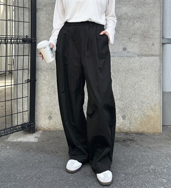 GeeRA（ジーラ）の「さらとろ素材が嬉しい！ダブルタックワイドパンツ（フルレングスパンツ）」｜ブラック