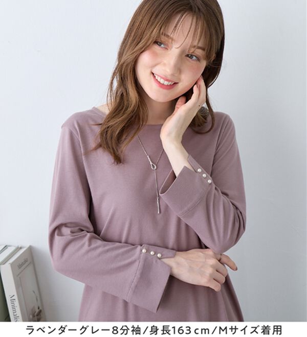 alotta（アロッタ）の「【選べる袖丈】柔らか綿混素材パール調ボタンＴシャツ（カットソー）」｜詳細画像